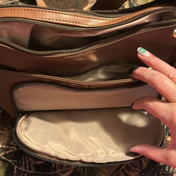 Cute purse, multiple pockets. - Picture 2 of 6